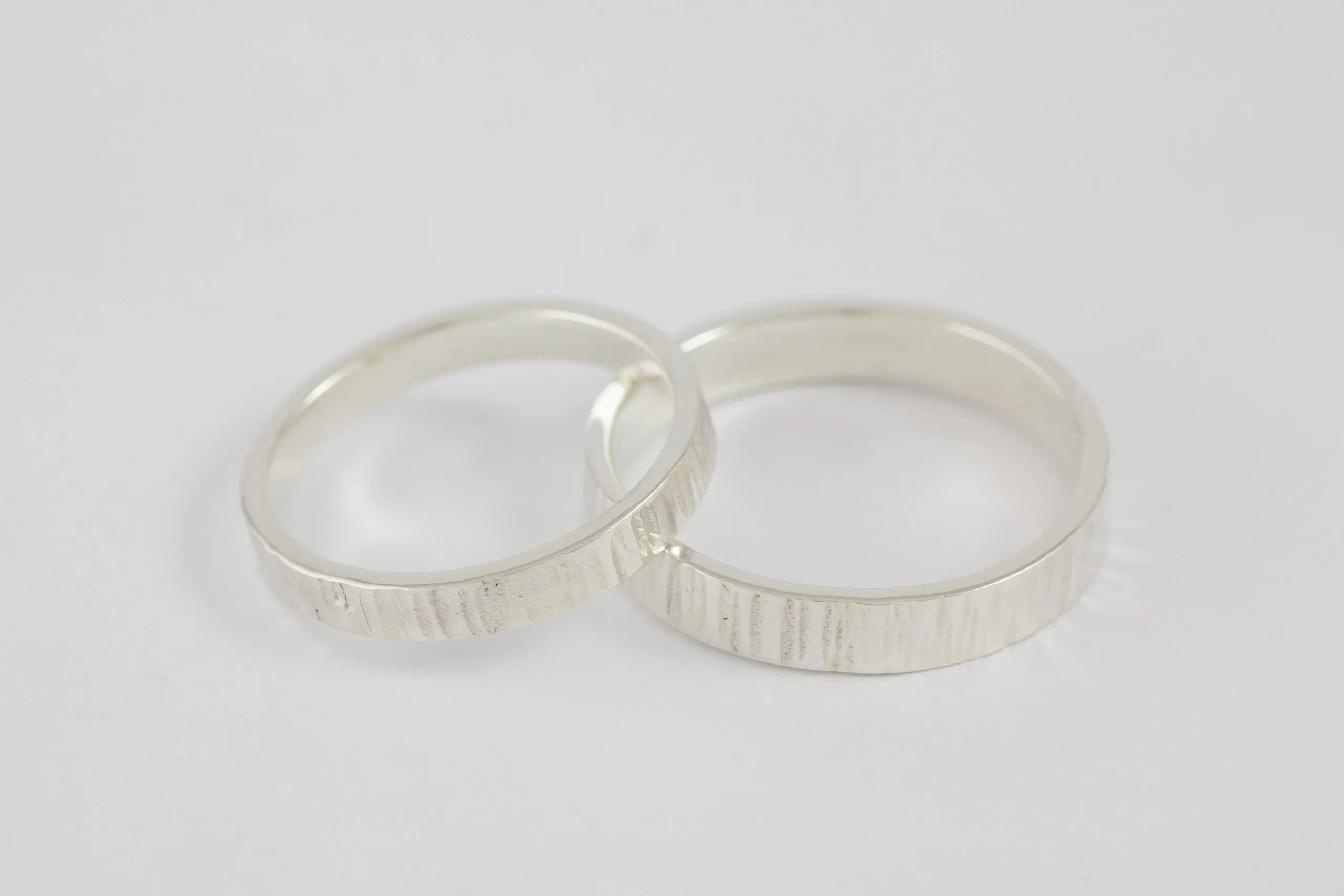 Fedi nuziali fascetta martellata artigianali in oro 18kt con superficie martellata a mano, Monica Candido Gioielli Milano - 4