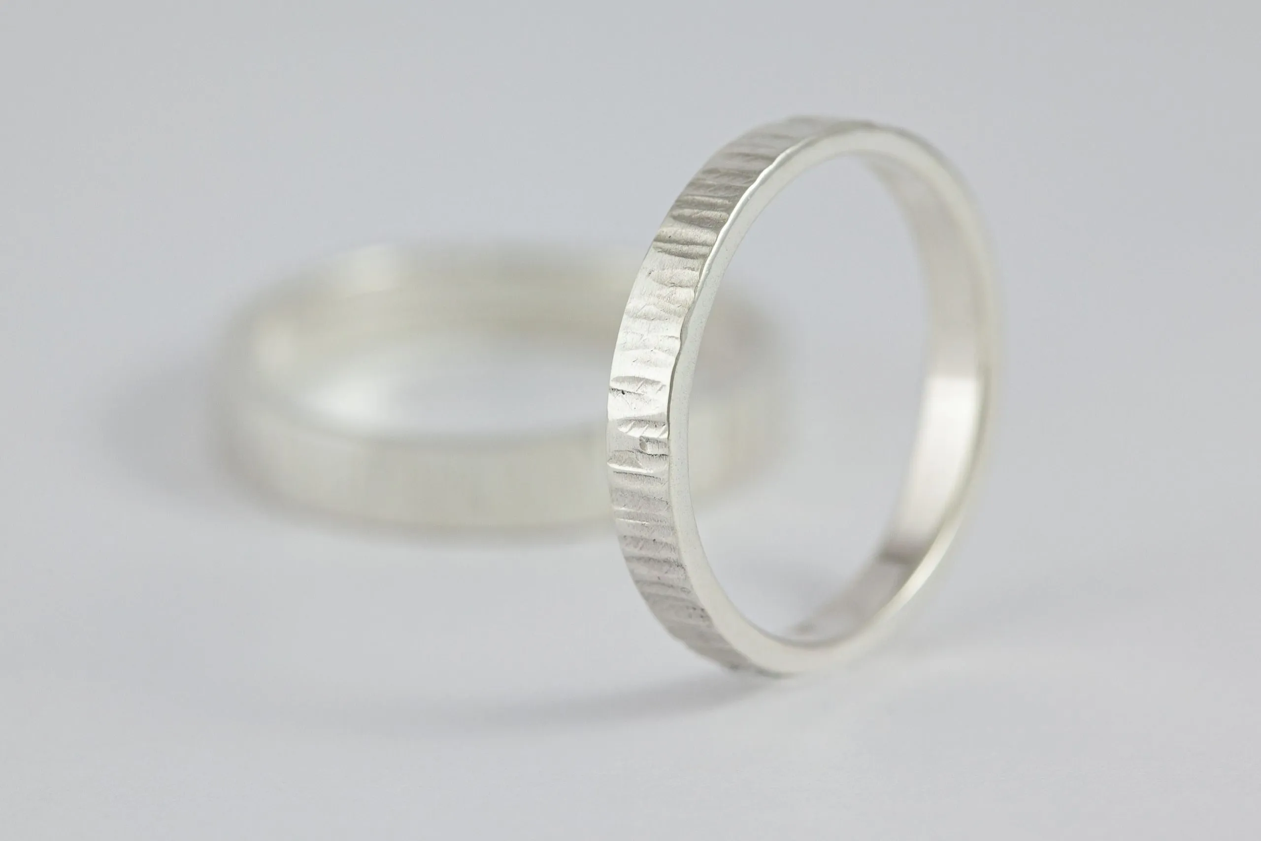 Fedi nuziali fascetta martellata artigianali in oro 18kt con superficie martellata a mano, Monica Candido Gioielli Milano - 5