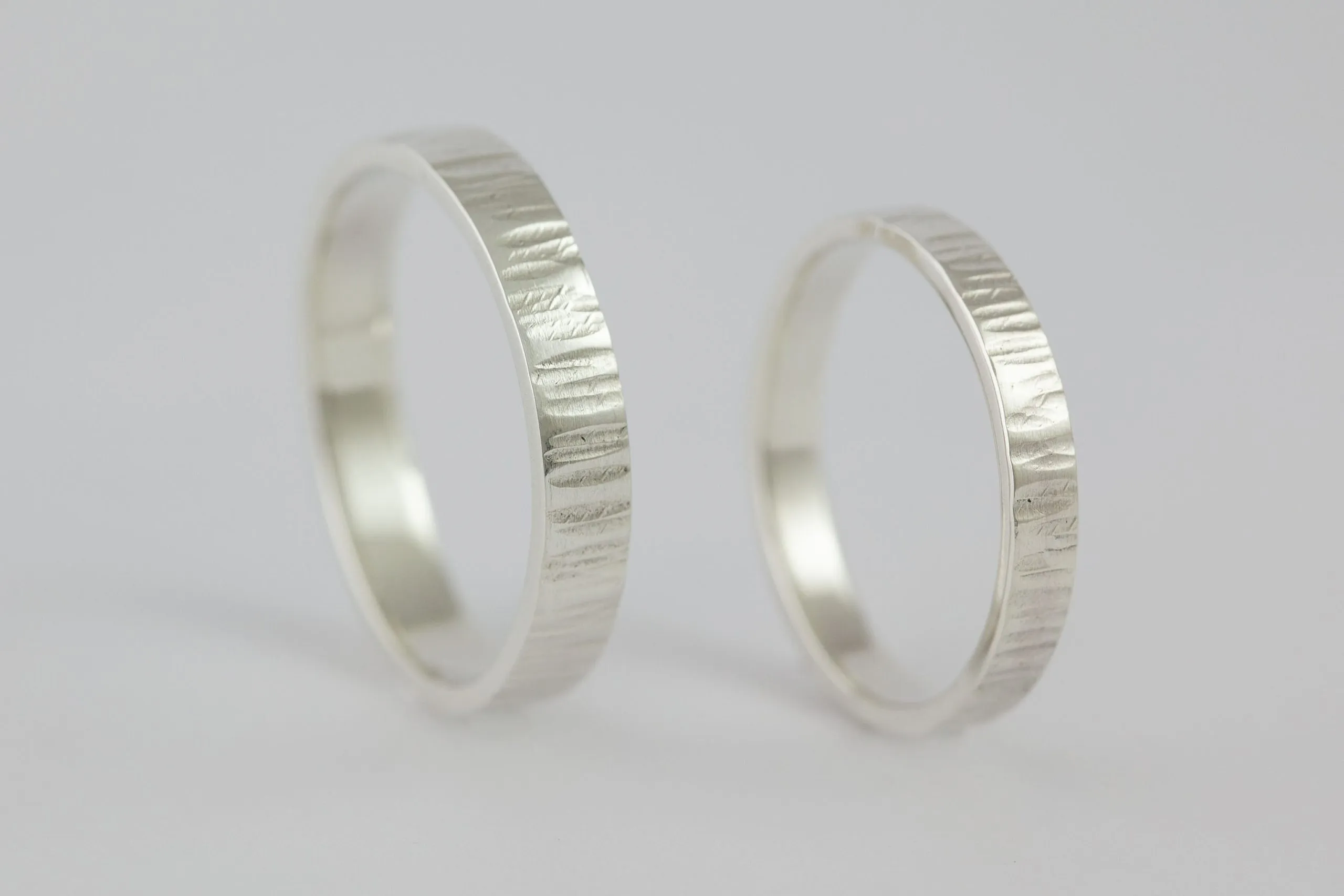 Fedi nuziali fascetta martellata artigianali in oro 18kt con superficie martellata a mano, Monica Candido Gioielli Milano - 6