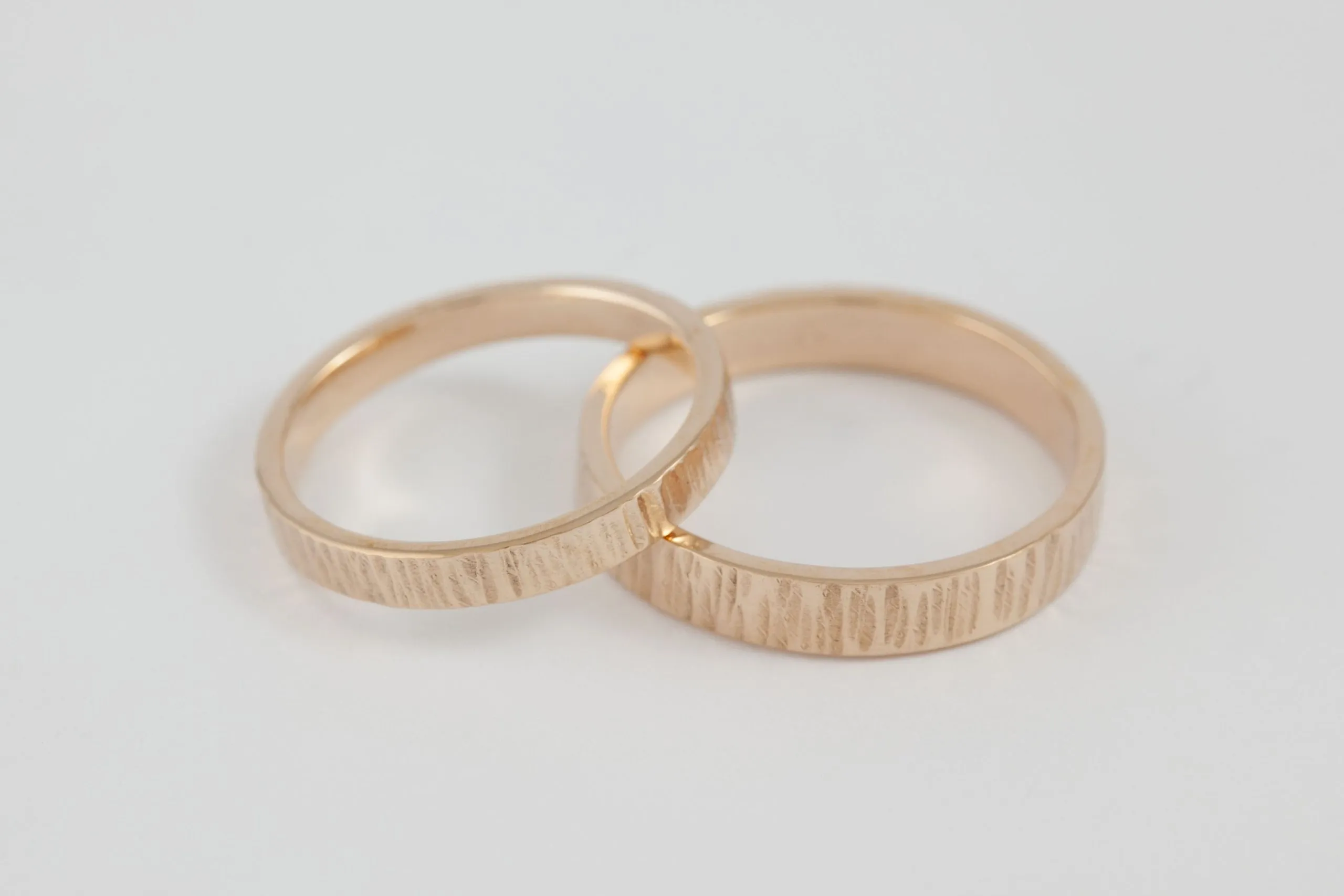 Fedi nuziali fascetta martellata artigianali in oro 18kt con superficie martellata a mano, Monica Candido Gioielli Milano - 7