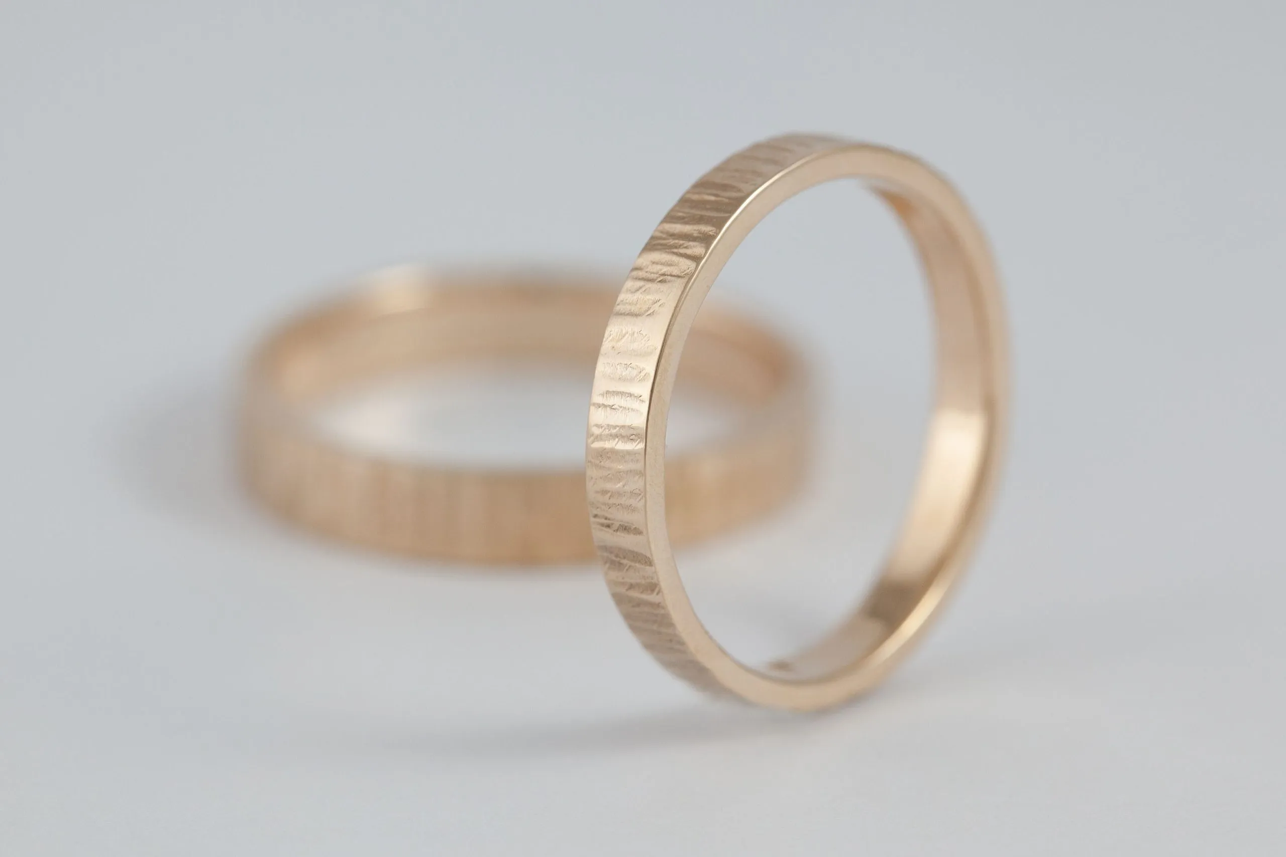 Fedi nuziali fascetta martellata artigianali in oro 18kt con superficie martellata a mano, Monica Candido Gioielli Milano - 8