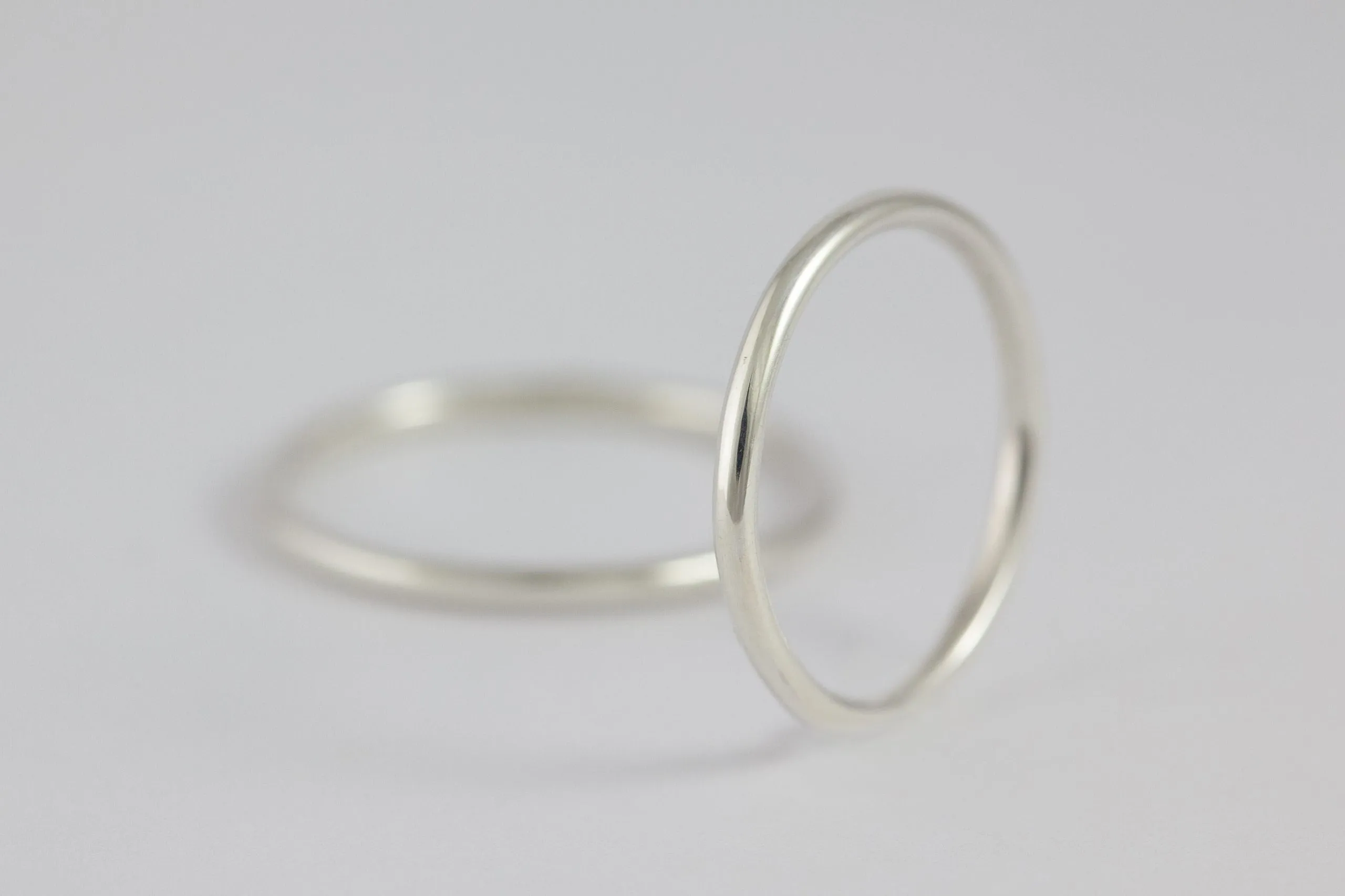 Fedi nuziali a filo artigianali in oro 18kt, sottili e raffinate, Monica Candido Gioielli Milano - 1