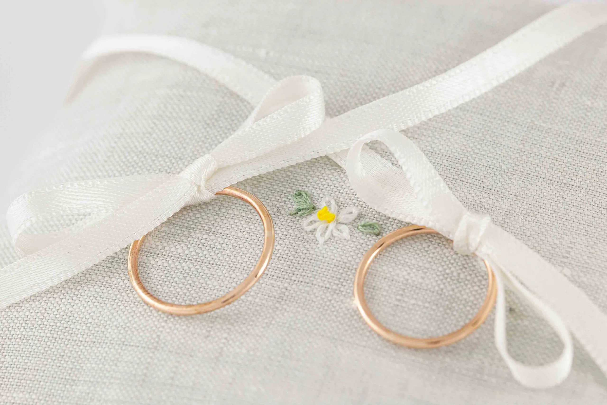 Fedi nuziali a filo artigianali in oro 18kt, sottili e raffinate, Monica Candido Gioielli Milano - 10