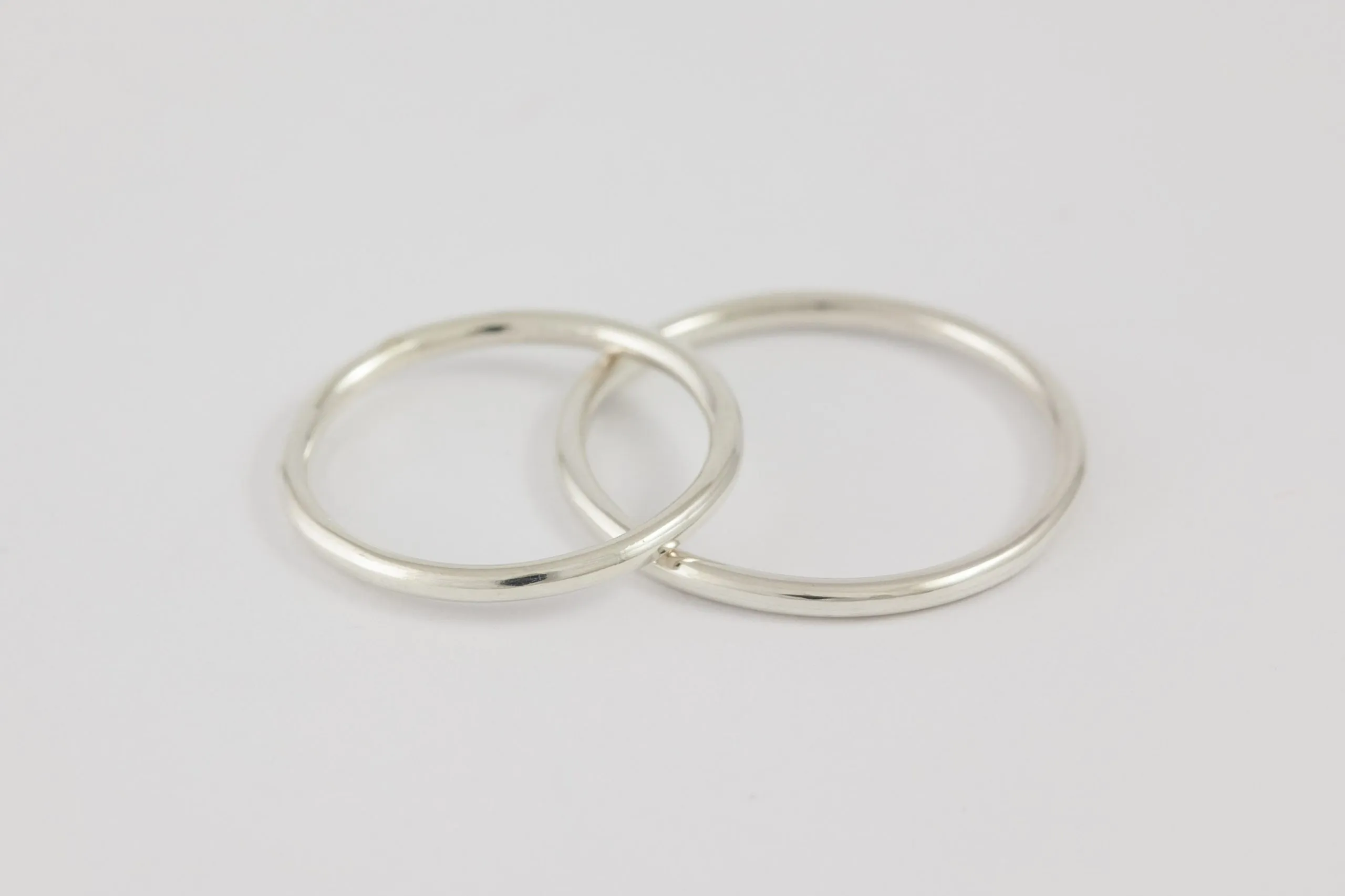 Fedi nuziali a filo artigianali in oro 18kt, sottili e raffinate, Monica Candido Gioielli Milano - 2