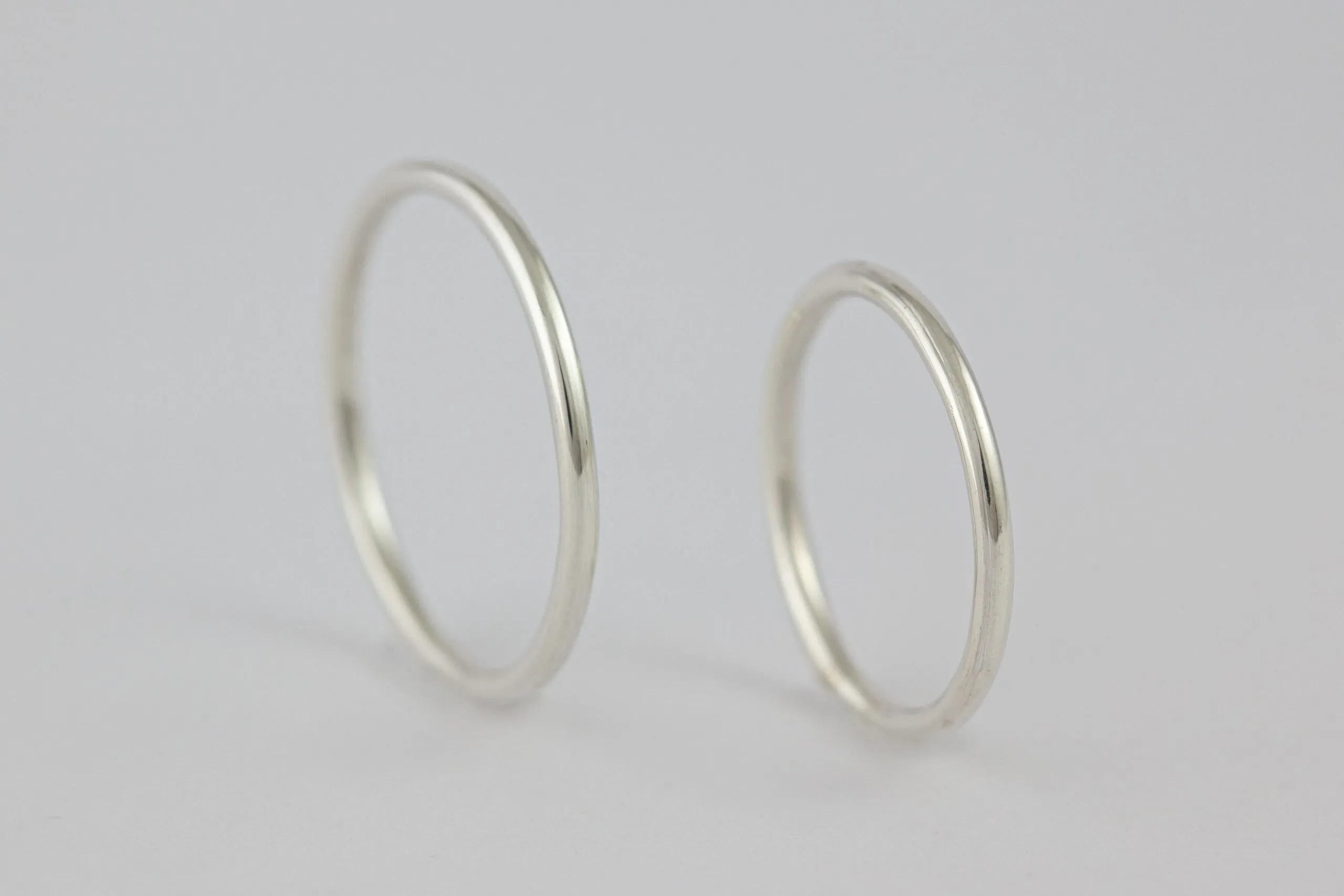 Fedi nuziali a filo artigianali in oro 18kt, sottili e raffinate, Monica Candido Gioielli Milano - 3