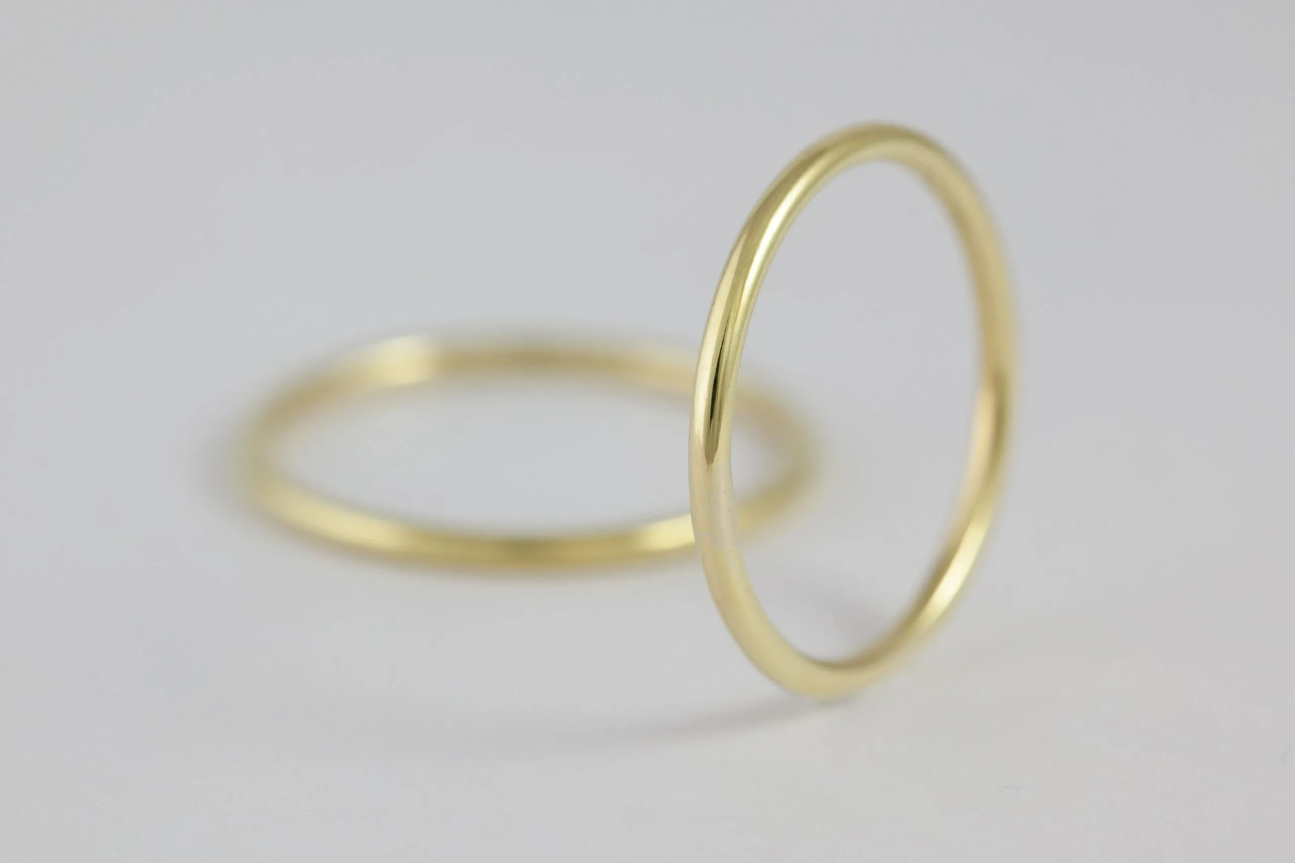 Fedi nuziali a filo artigianali in oro 18kt, sottili e raffinate, Monica Candido Gioielli Milano - 4