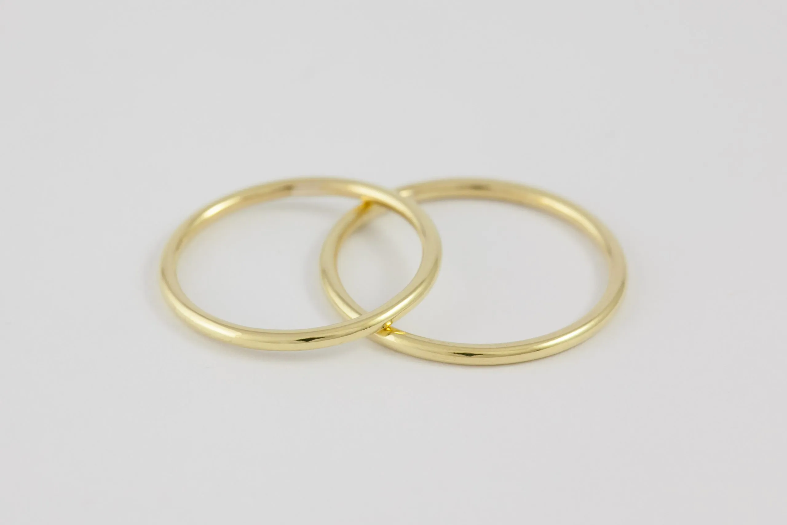 Fedi nuziali a filo artigianali in oro 18kt, sottili e raffinate, Monica Candido Gioielli Milano - 5