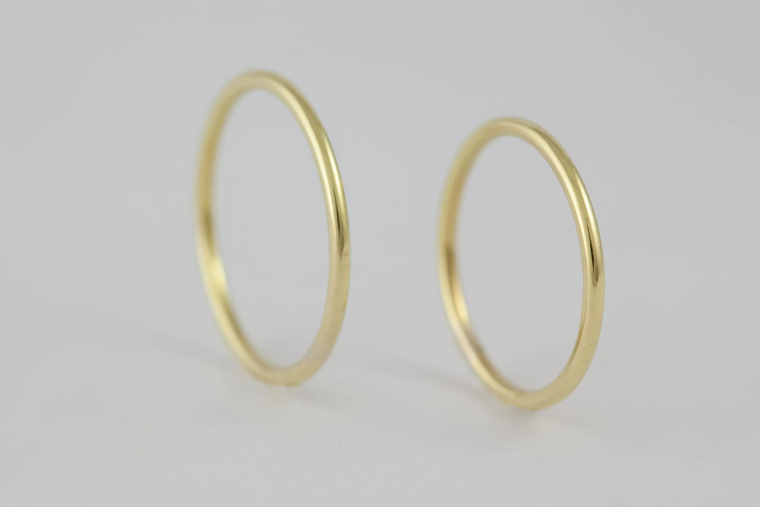 Fedi nuziali a filo artigianali in oro 18kt, sottili e raffinate, Monica Candido Gioielli Milano - 6