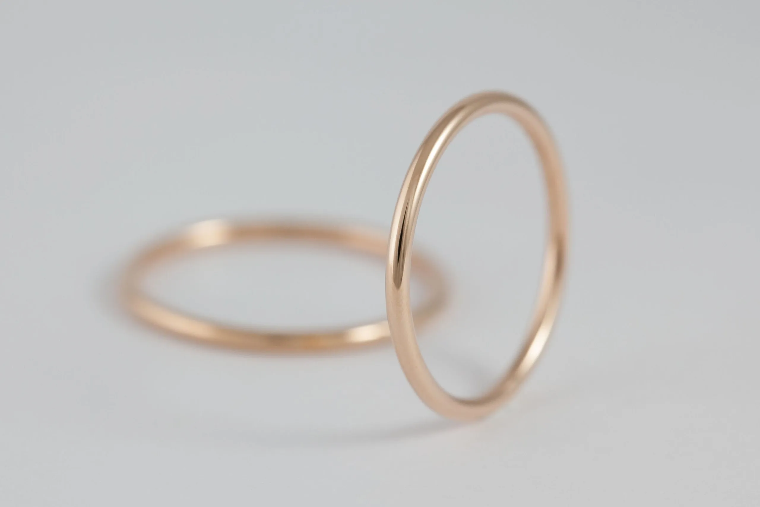 Fedi nuziali a filo artigianali in oro 18kt, sottili e raffinate, Monica Candido Gioielli Milano - 7