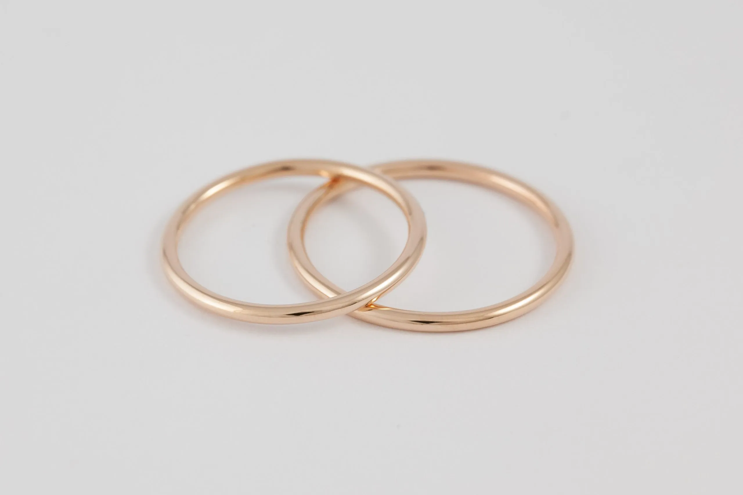 Fedi nuziali a filo artigianali in oro 18kt, sottili e raffinate, Monica Candido Gioielli Milano - 8