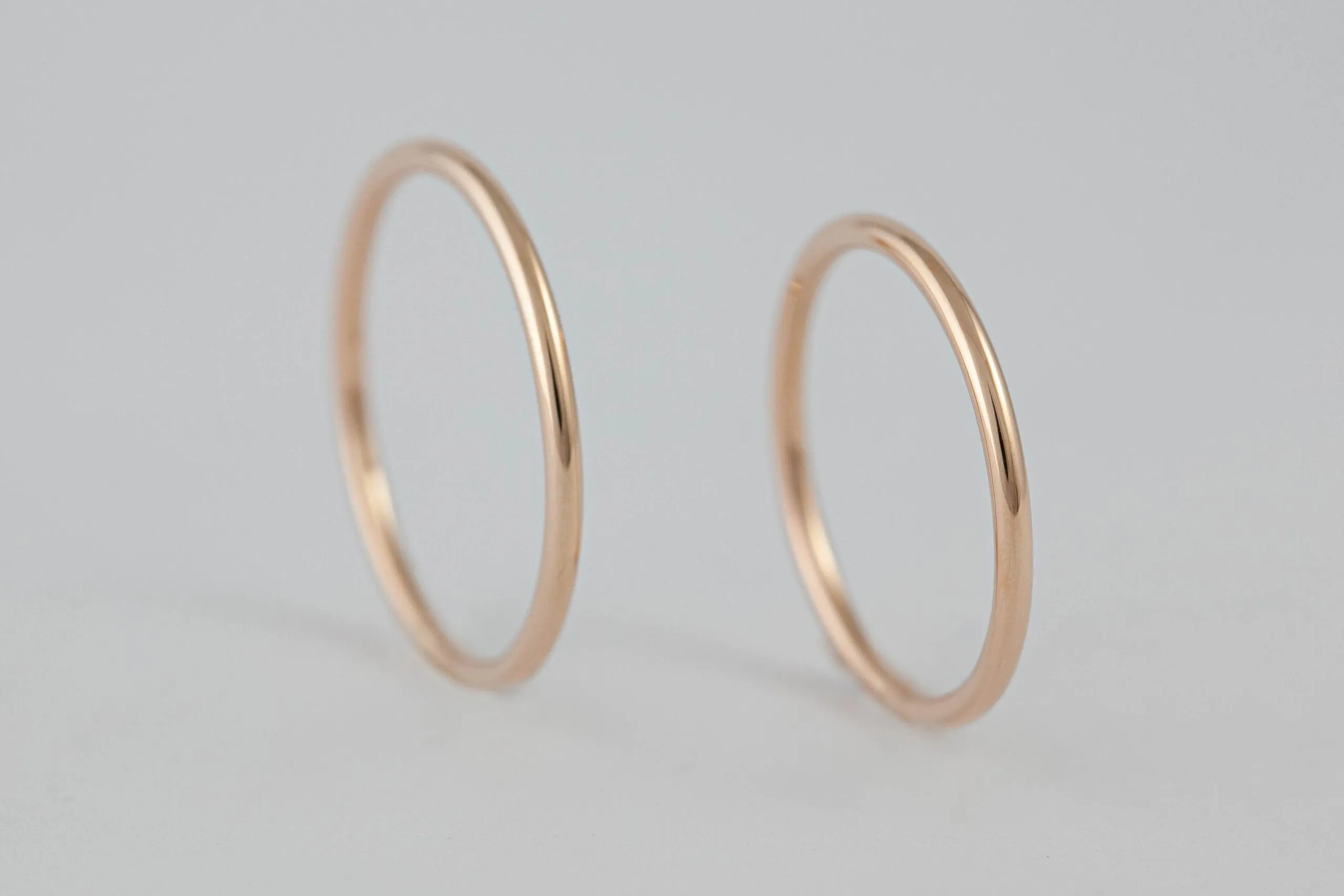 Fedi nuziali a filo artigianali in oro 18kt, sottili e raffinate, Monica Candido Gioielli Milano - 9