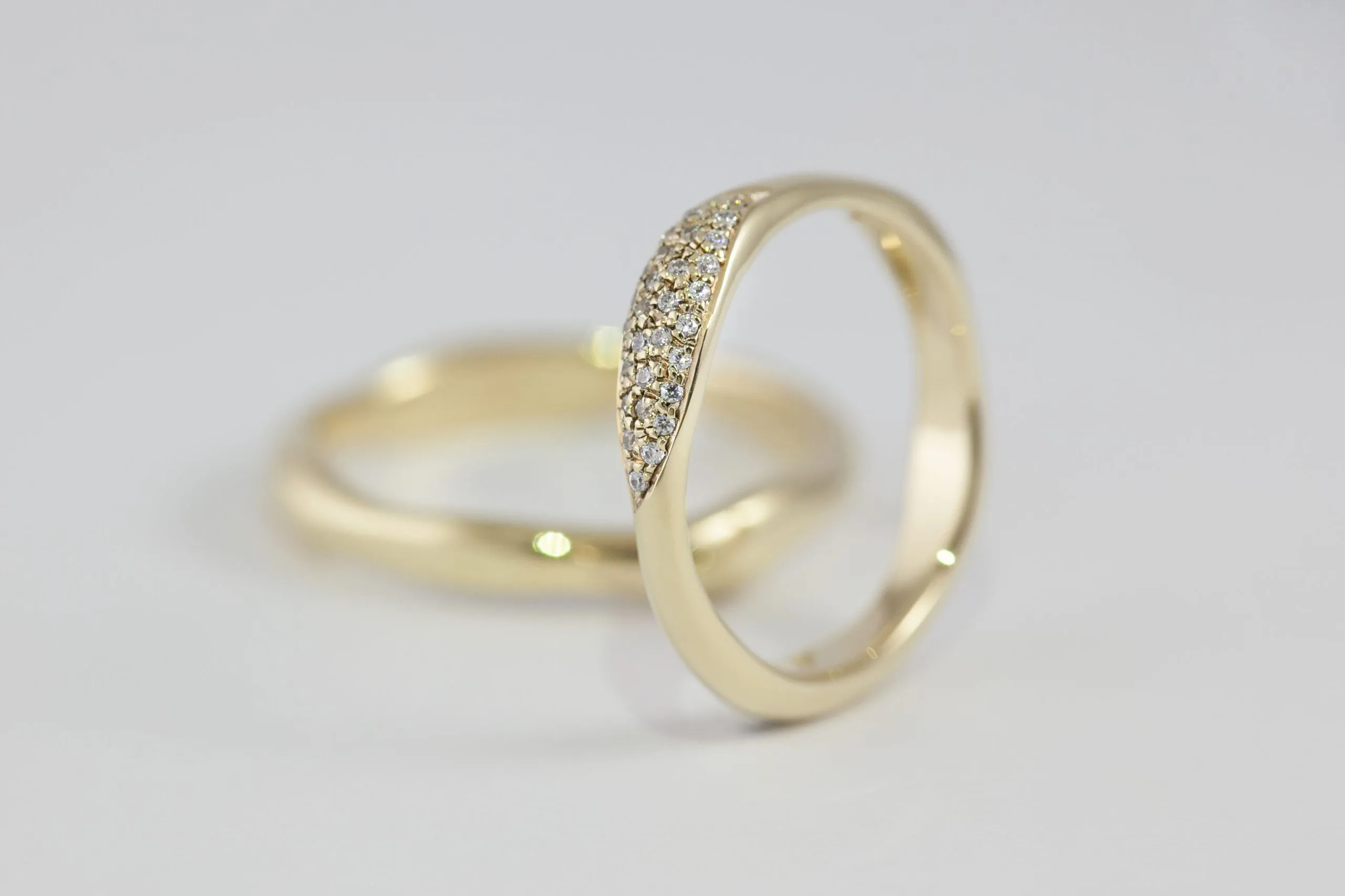 Fedi nuziali fluide artigianali in oro 18kt con design organico, Monica Candido Gioielli Milano - 1