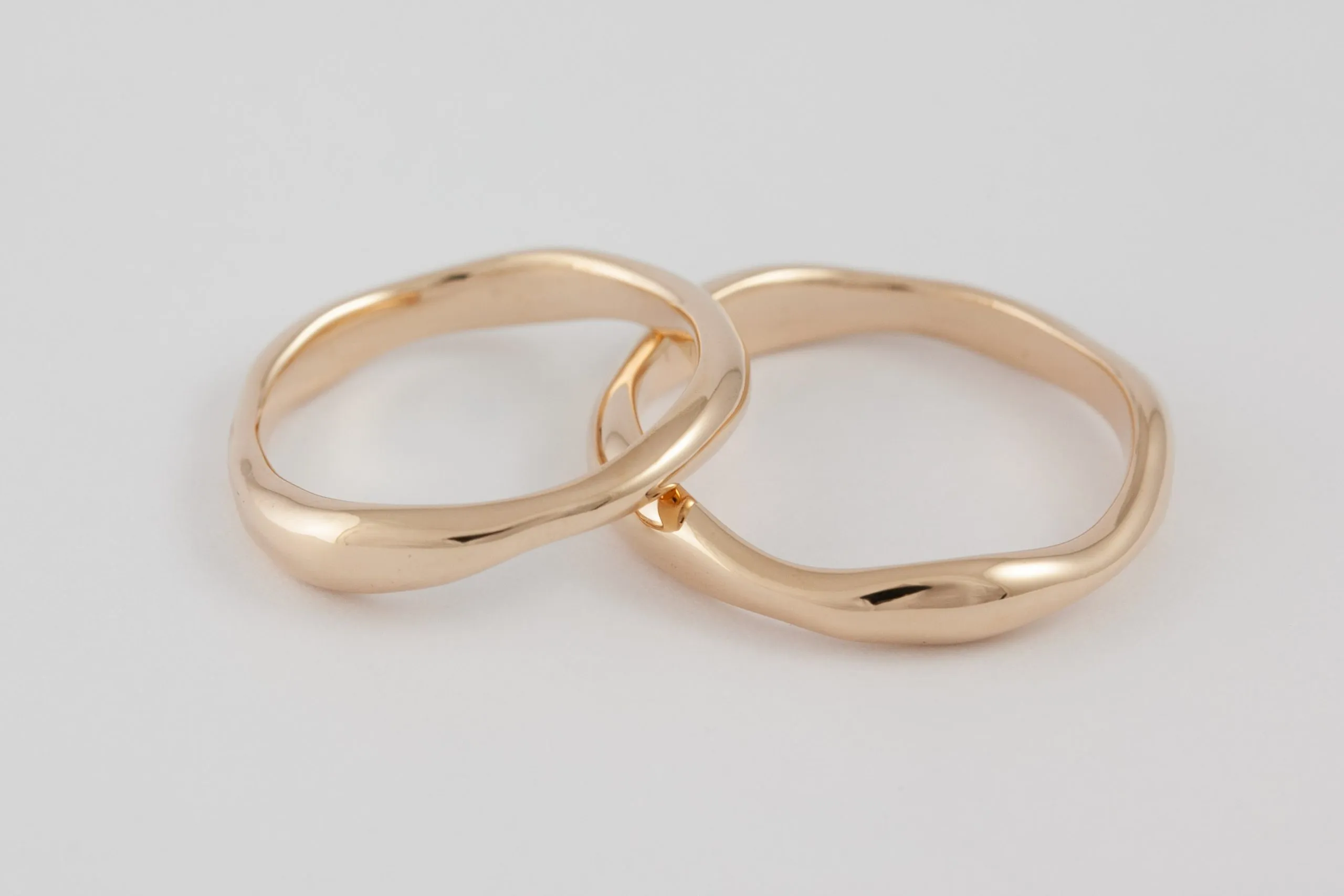 Fedi nuziali fluide artigianali in oro 18kt con design organico, Monica Candido Gioielli Milano - 10