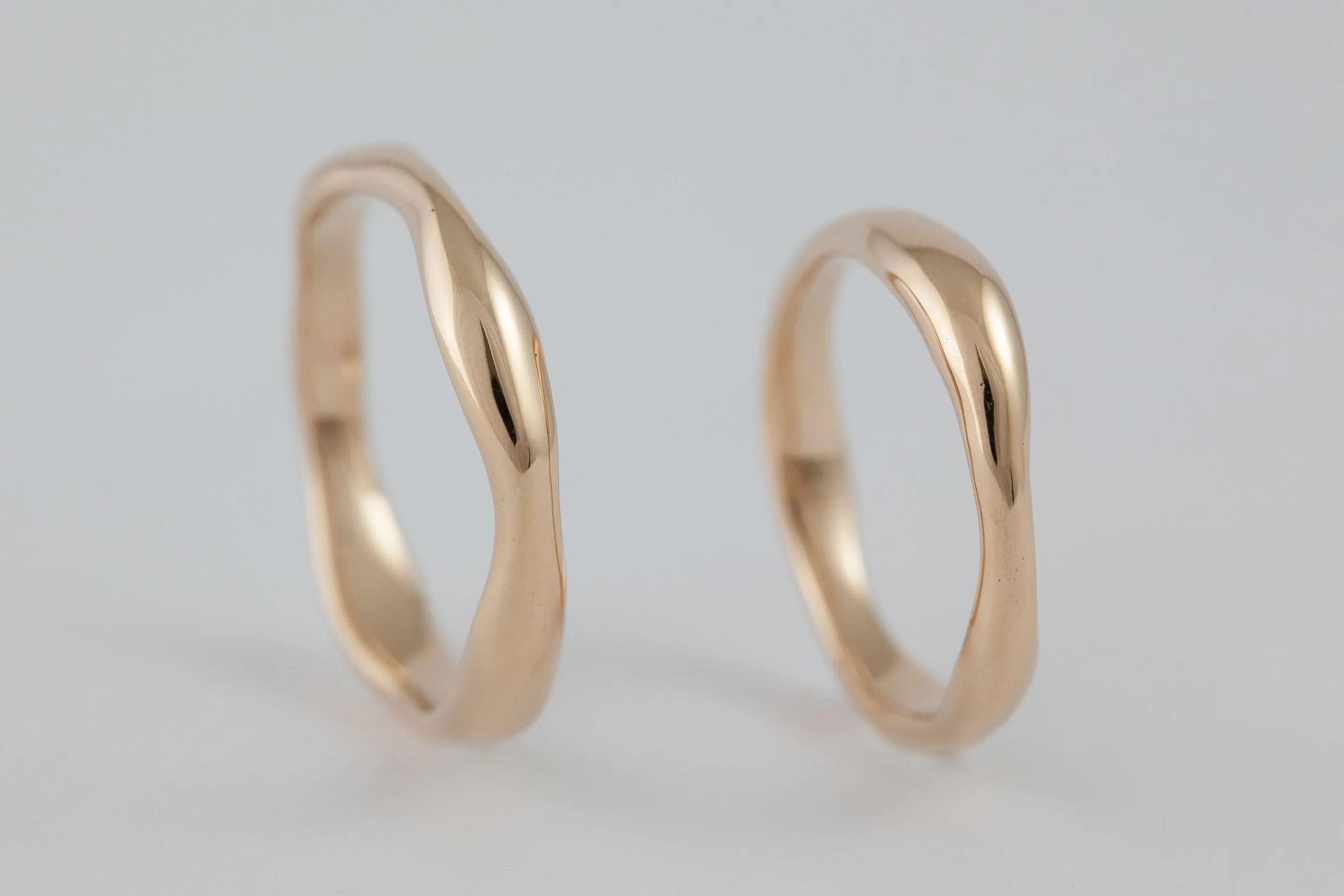 Fedi nuziali fluide artigianali in oro 18kt con design organico, Monica Candido Gioielli Milano - 11