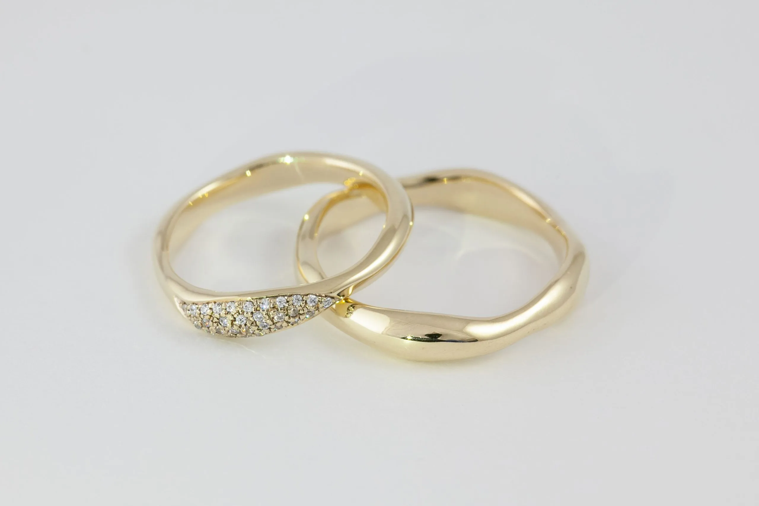 Fedi nuziali fluide artigianali in oro 18kt con design organico, Monica Candido Gioielli Milano - 2