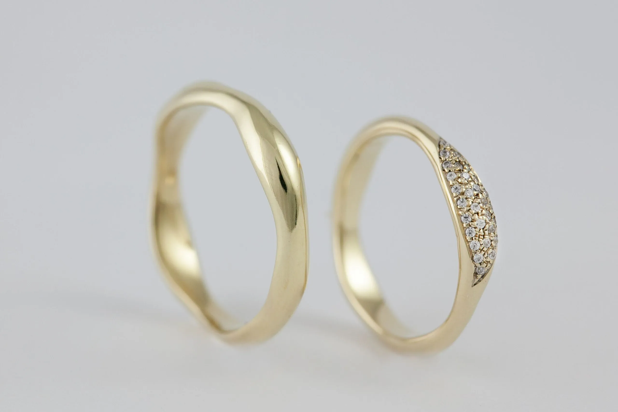 Fedi nuziali fluide artigianali in oro 18kt con design organico, Monica Candido Gioielli Milano - 3