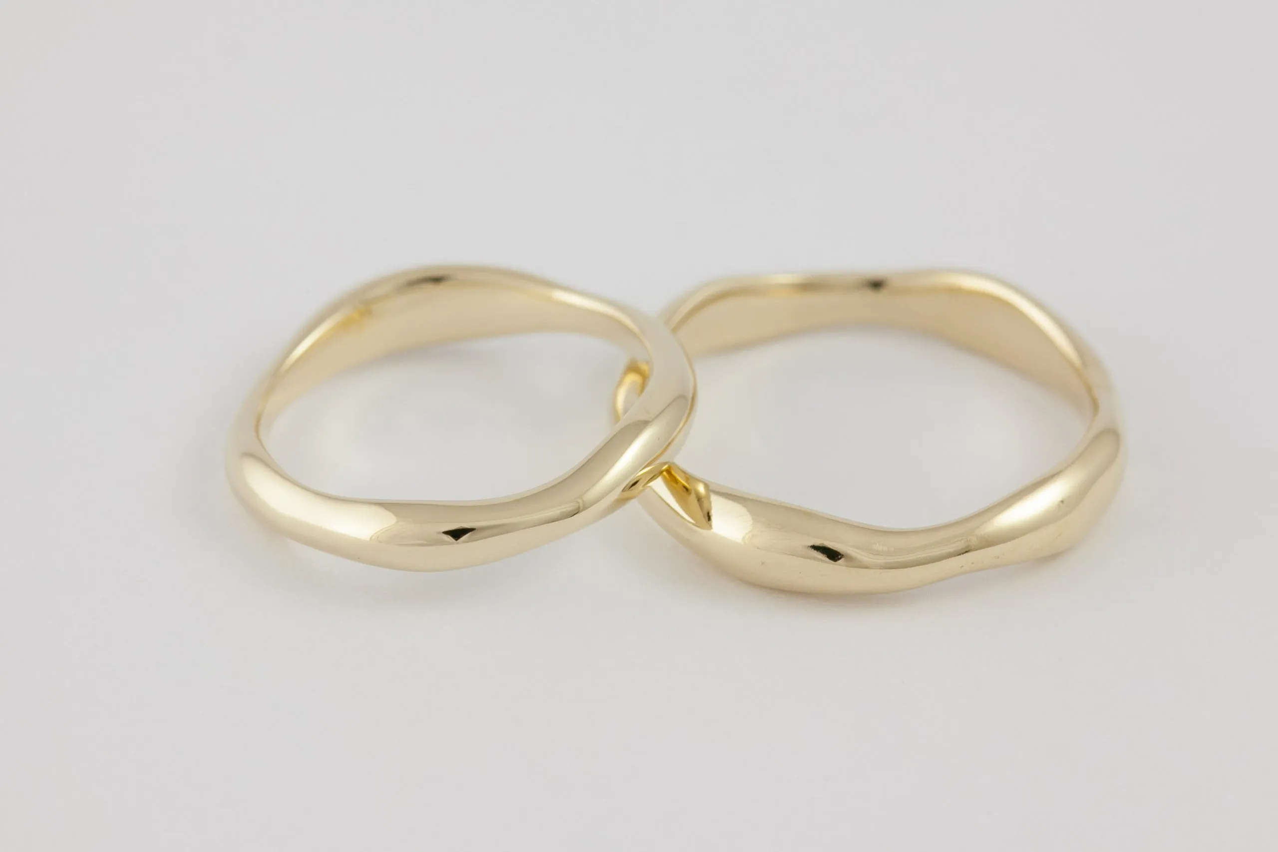 Fedi nuziali fluide artigianali in oro 18kt con design organico, Monica Candido Gioielli Milano - 5