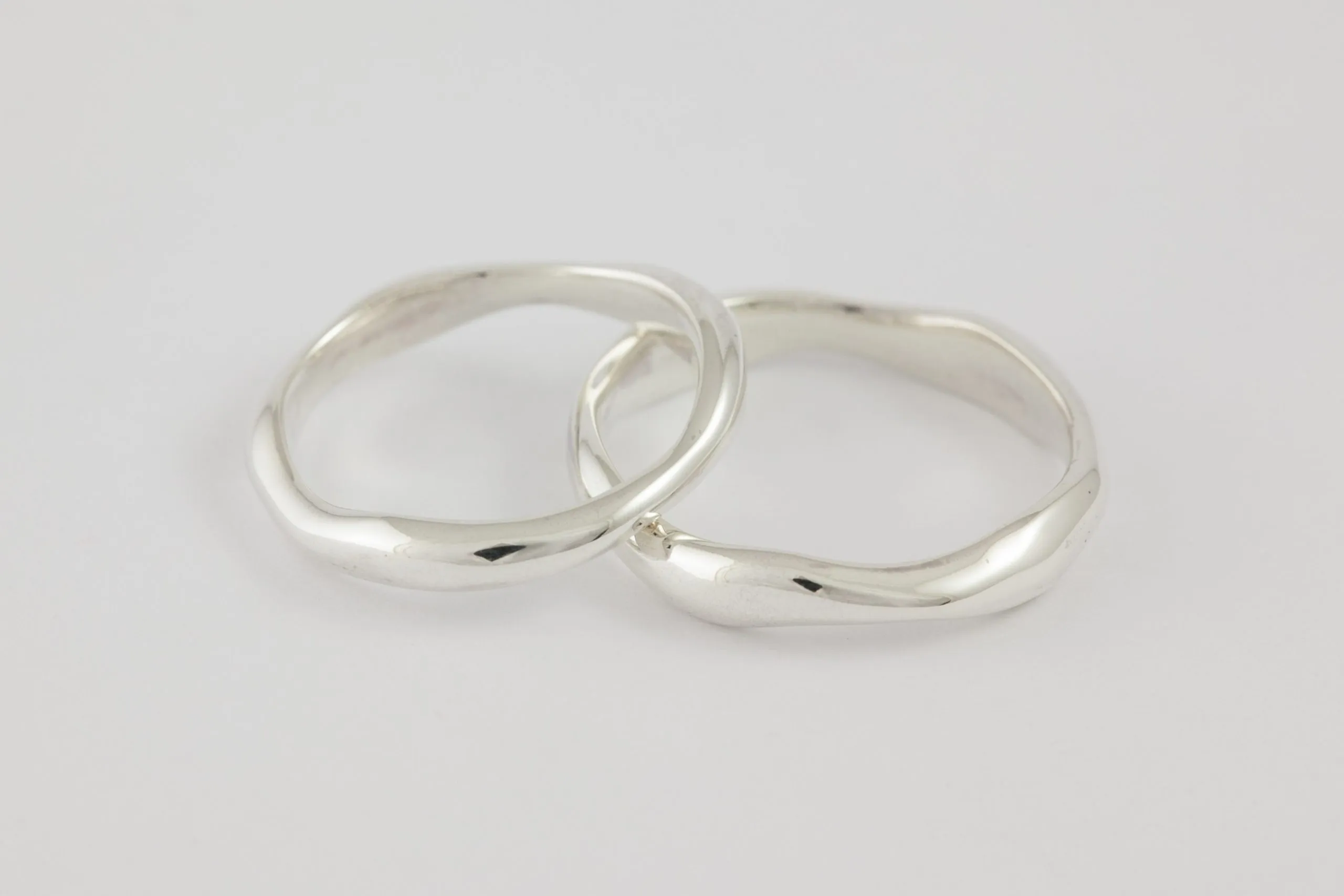 Fedi nuziali fluide artigianali in oro 18kt con design organico, Monica Candido Gioielli Milano - 7