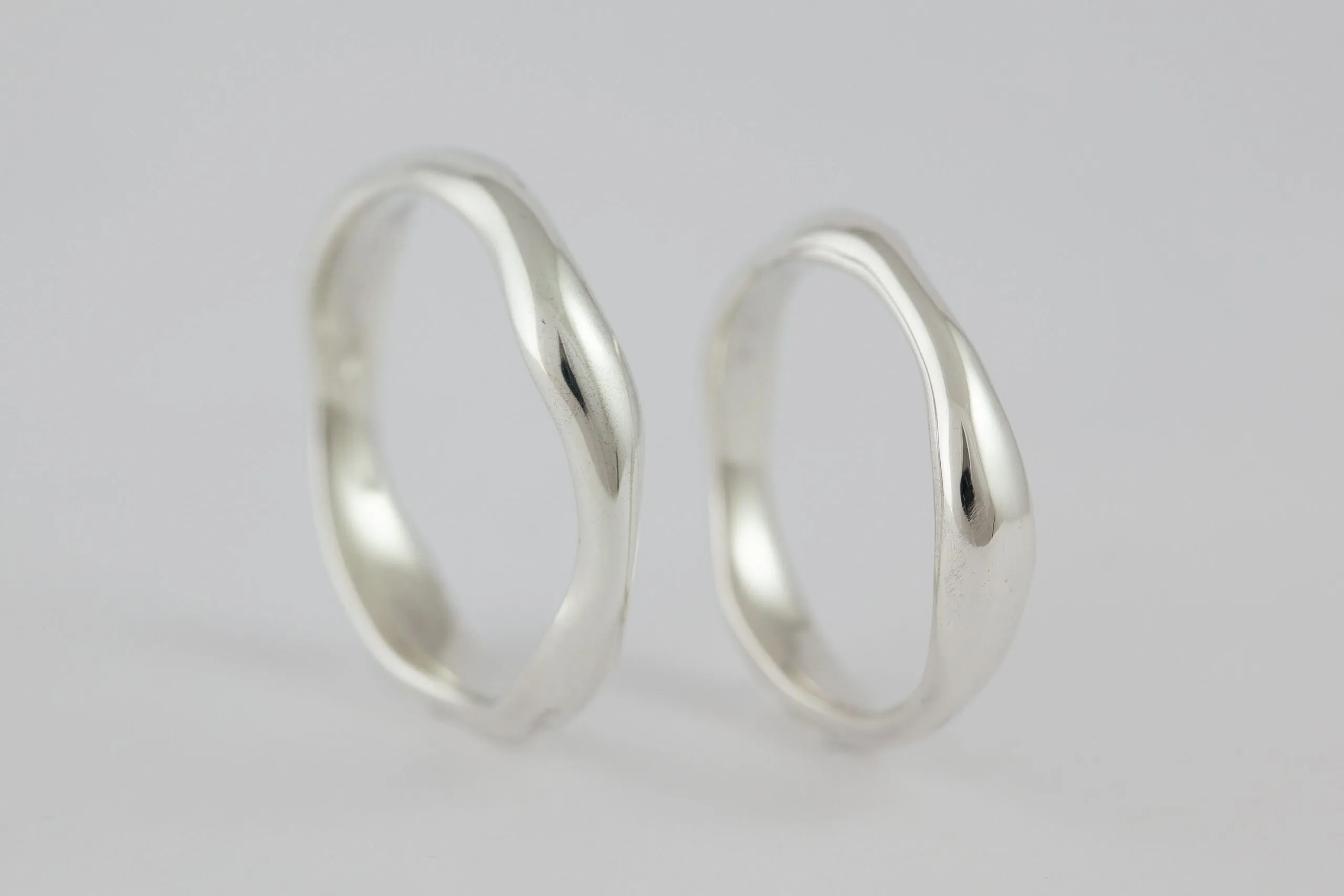 Fedi nuziali fluide artigianali in oro 18kt con design organico, Monica Candido Gioielli Milano - 8