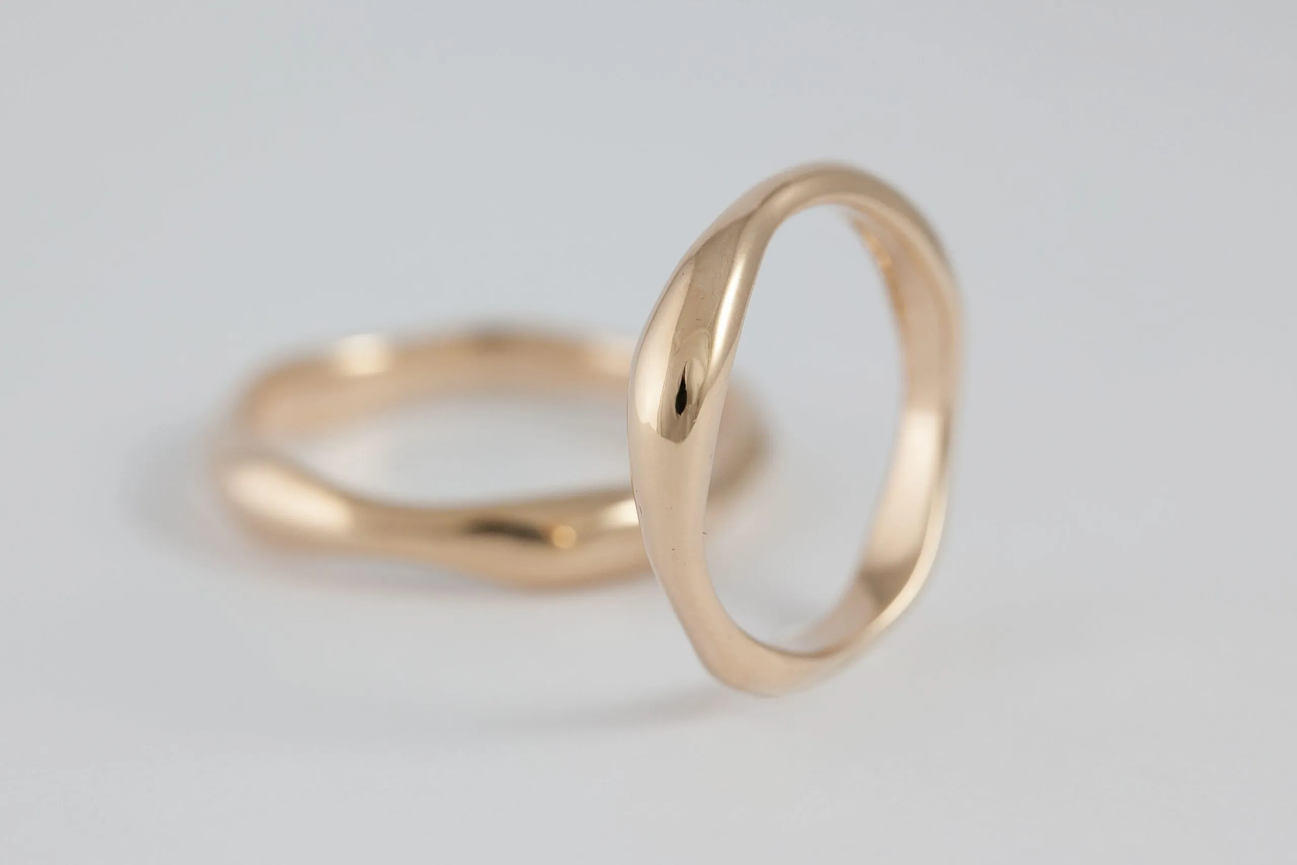 Fedi nuziali fluide artigianali in oro 18kt con design organico, Monica Candido Gioielli Milano - 9