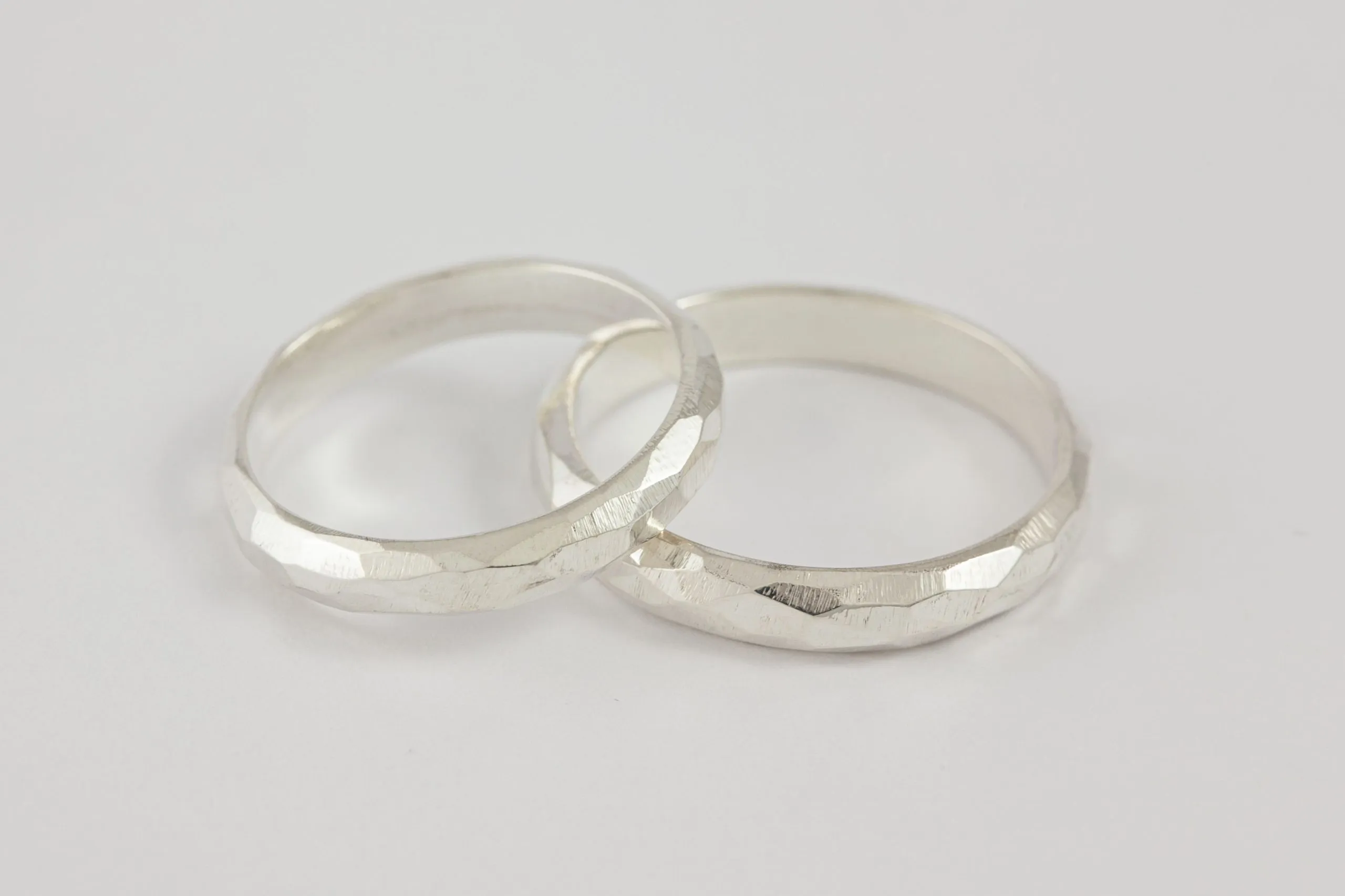 Fedi nuziali sfaccettate artigianali in oro 18kt con superficie multisfaccettata, Monica Candido Gioielli Milano - 1