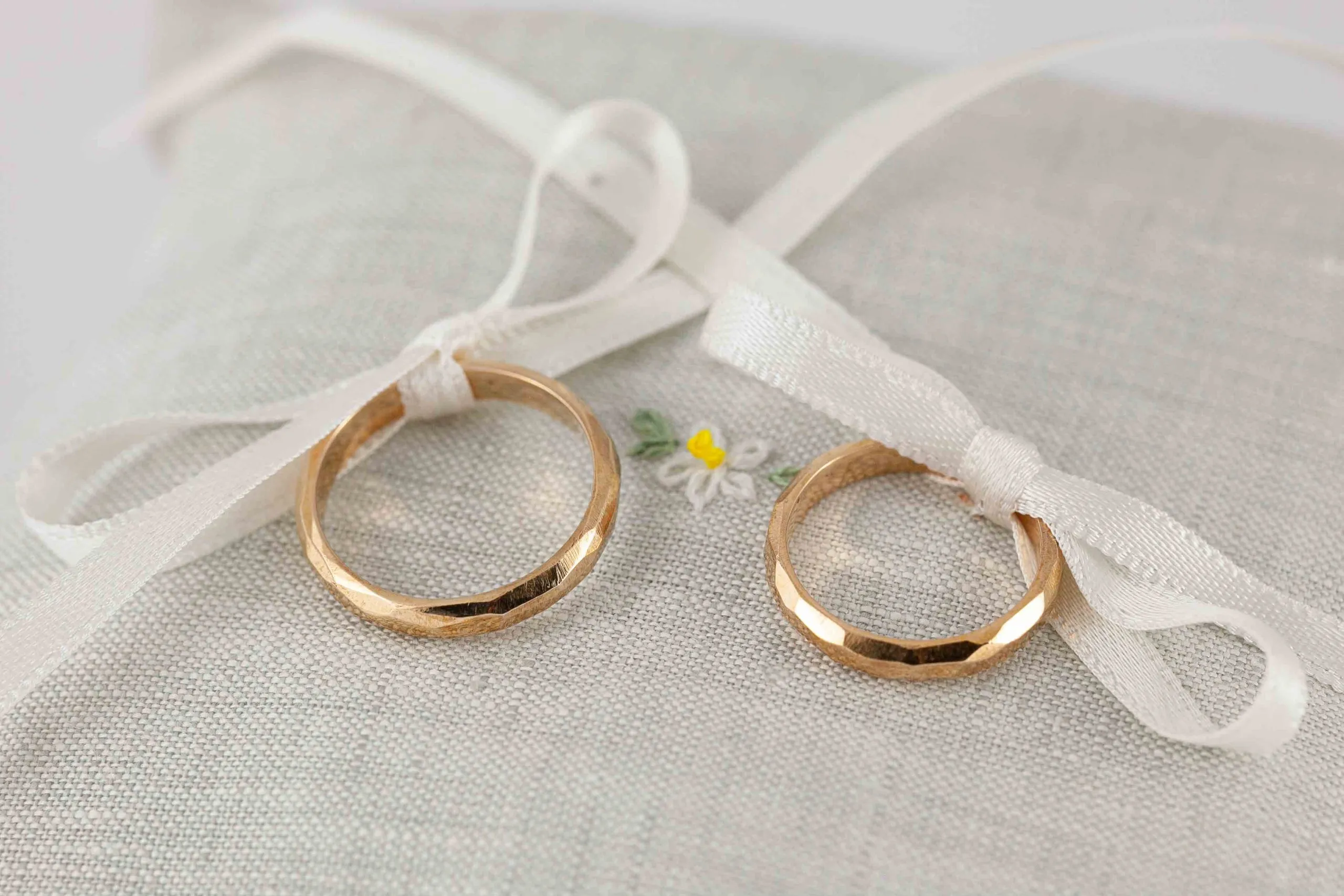 Fedi nuziali sfaccettate artigianali in oro 18kt con superficie multisfaccettata, Monica Candido Gioielli Milano - 10