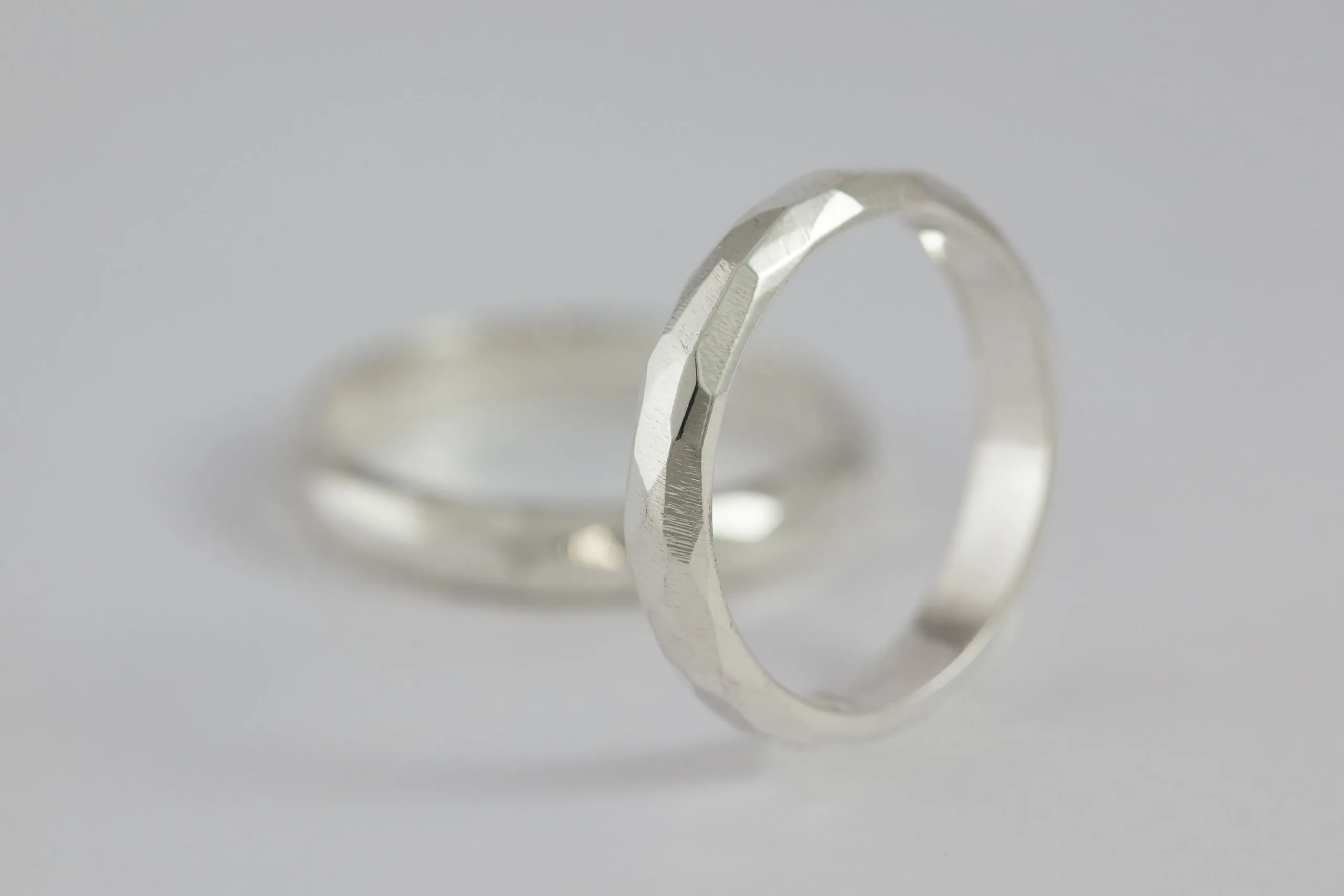 Fedi nuziali sfaccettate artigianali in oro 18kt con superficie multisfaccettata, Monica Candido Gioielli Milano - 2