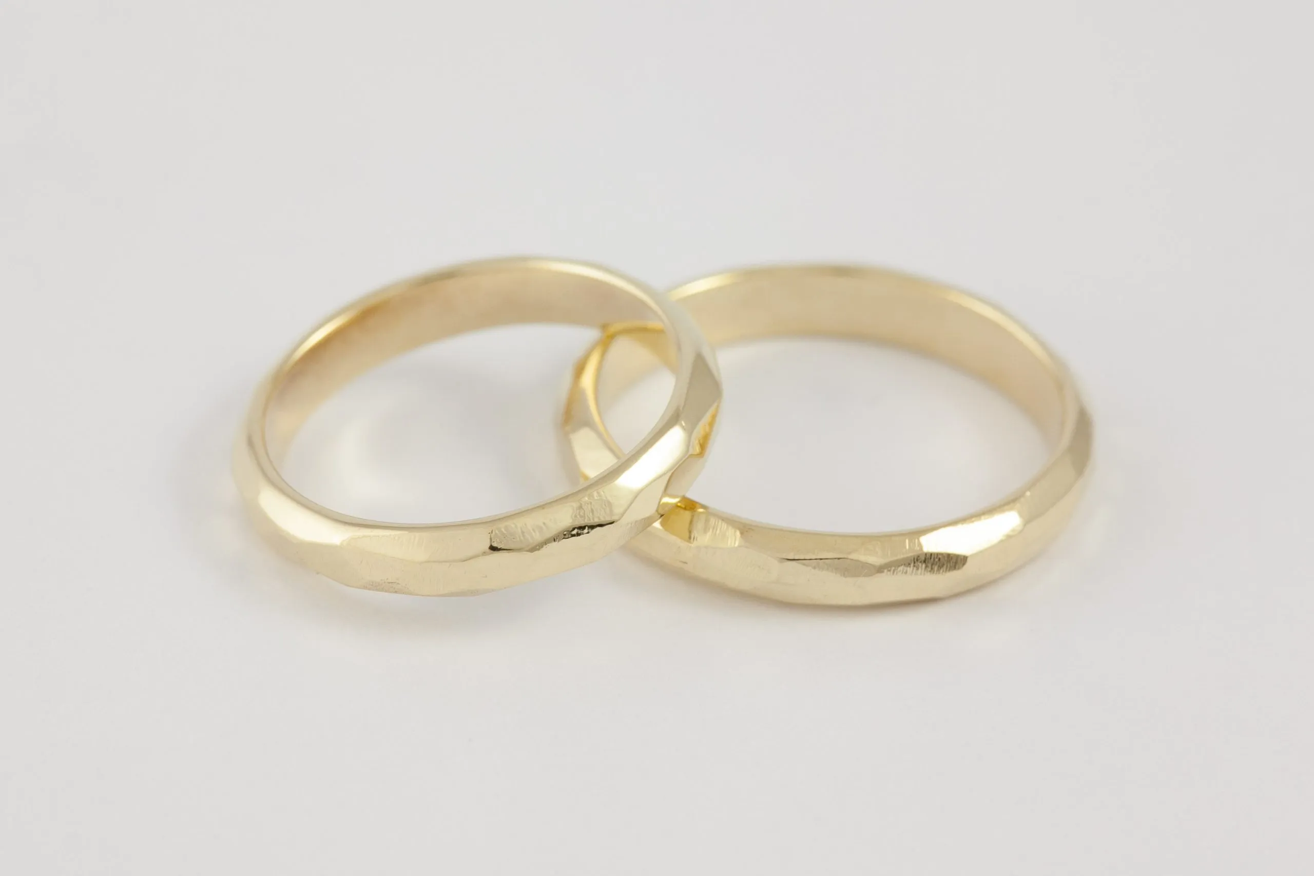 Fedi nuziali sfaccettate artigianali in oro 18kt con superficie multisfaccettata, Monica Candido Gioielli Milano - 4