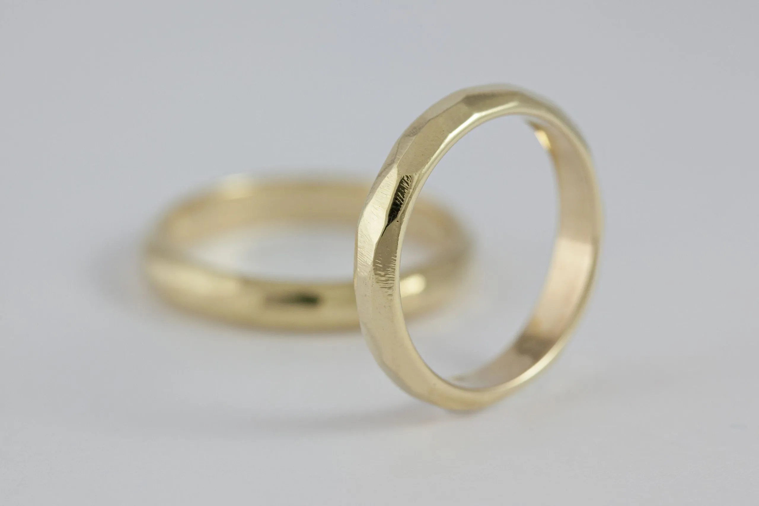 Fedi nuziali sfaccettate artigianali in oro 18kt con superficie multisfaccettata, Monica Candido Gioielli Milano - 5