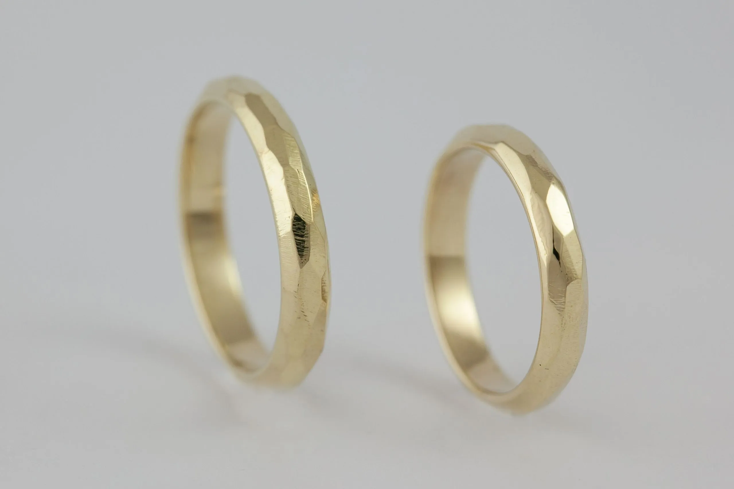 Fedi nuziali sfaccettate artigianali in oro 18kt con superficie multisfaccettata, Monica Candido Gioielli Milano - 6