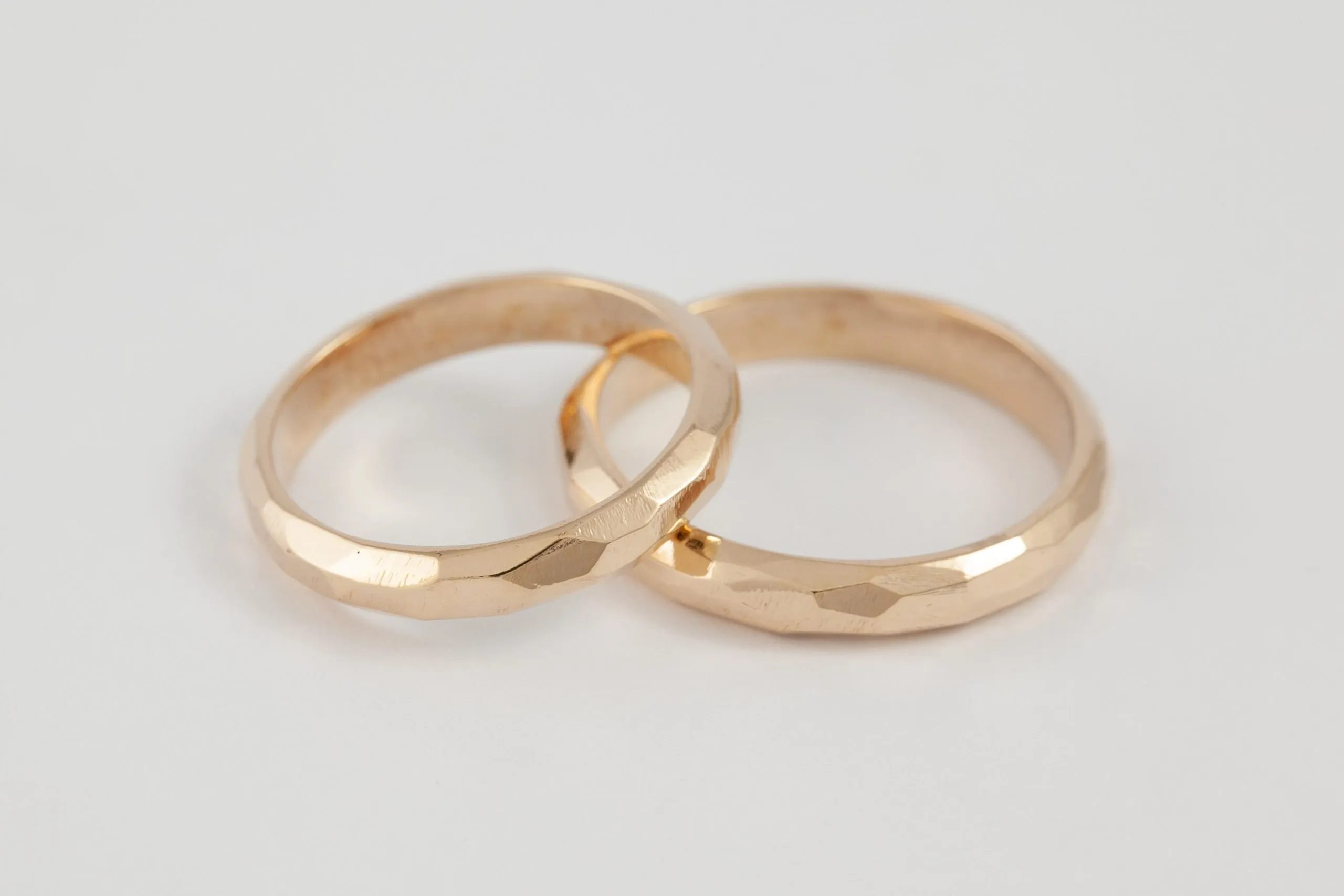 Fedi nuziali sfaccettate artigianali in oro 18kt con superficie multisfaccettata, Monica Candido Gioielli Milano - 7