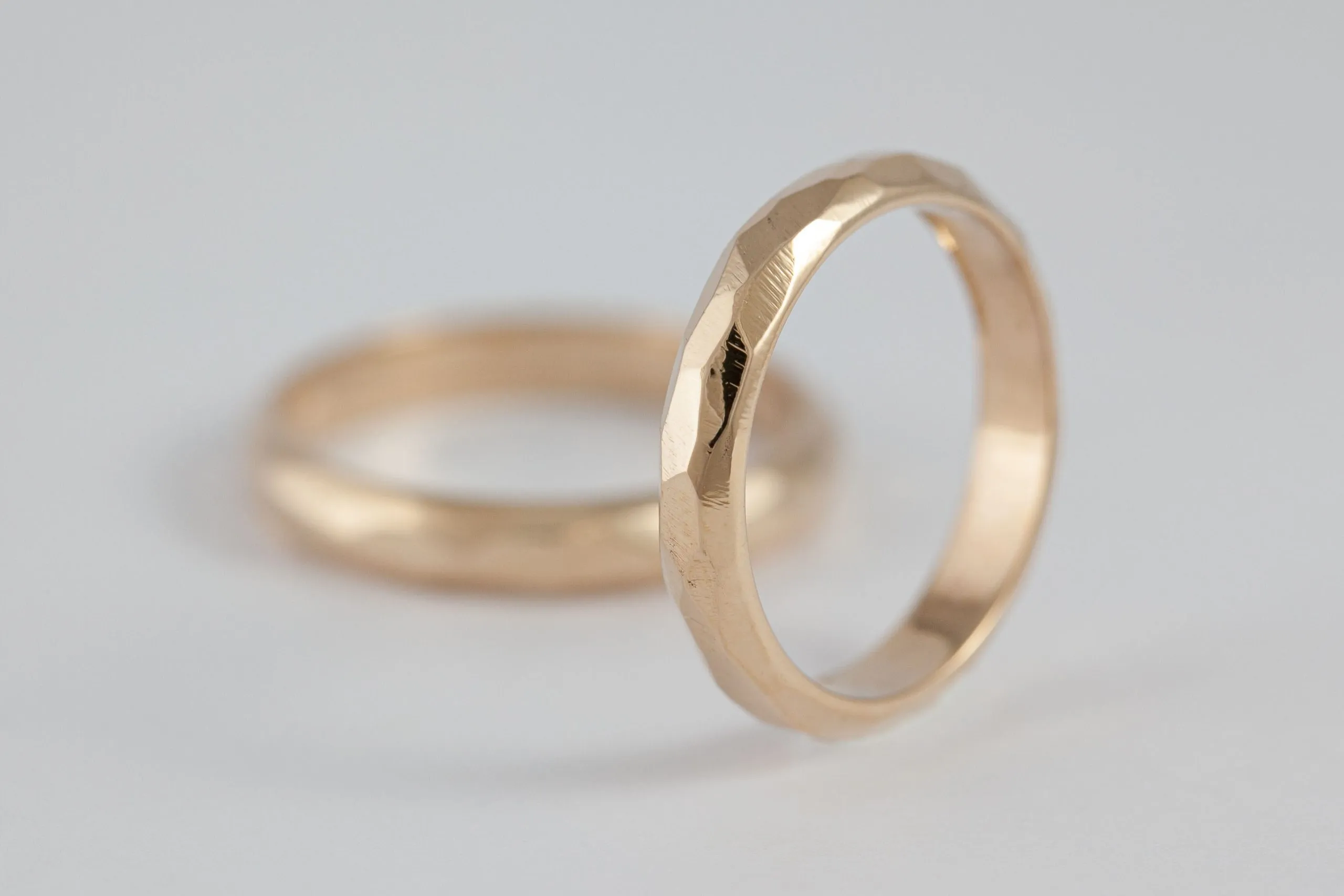 Fedi nuziali sfaccettate artigianali in oro 18kt con superficie multisfaccettata, Monica Candido Gioielli Milano - 8