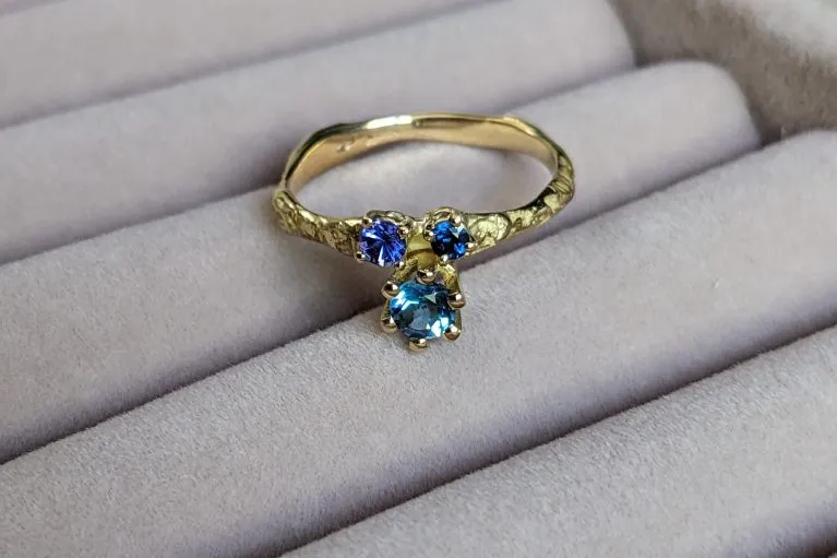 Anello in oro giallo 18kt con zaffiro, topazio e tanzanite