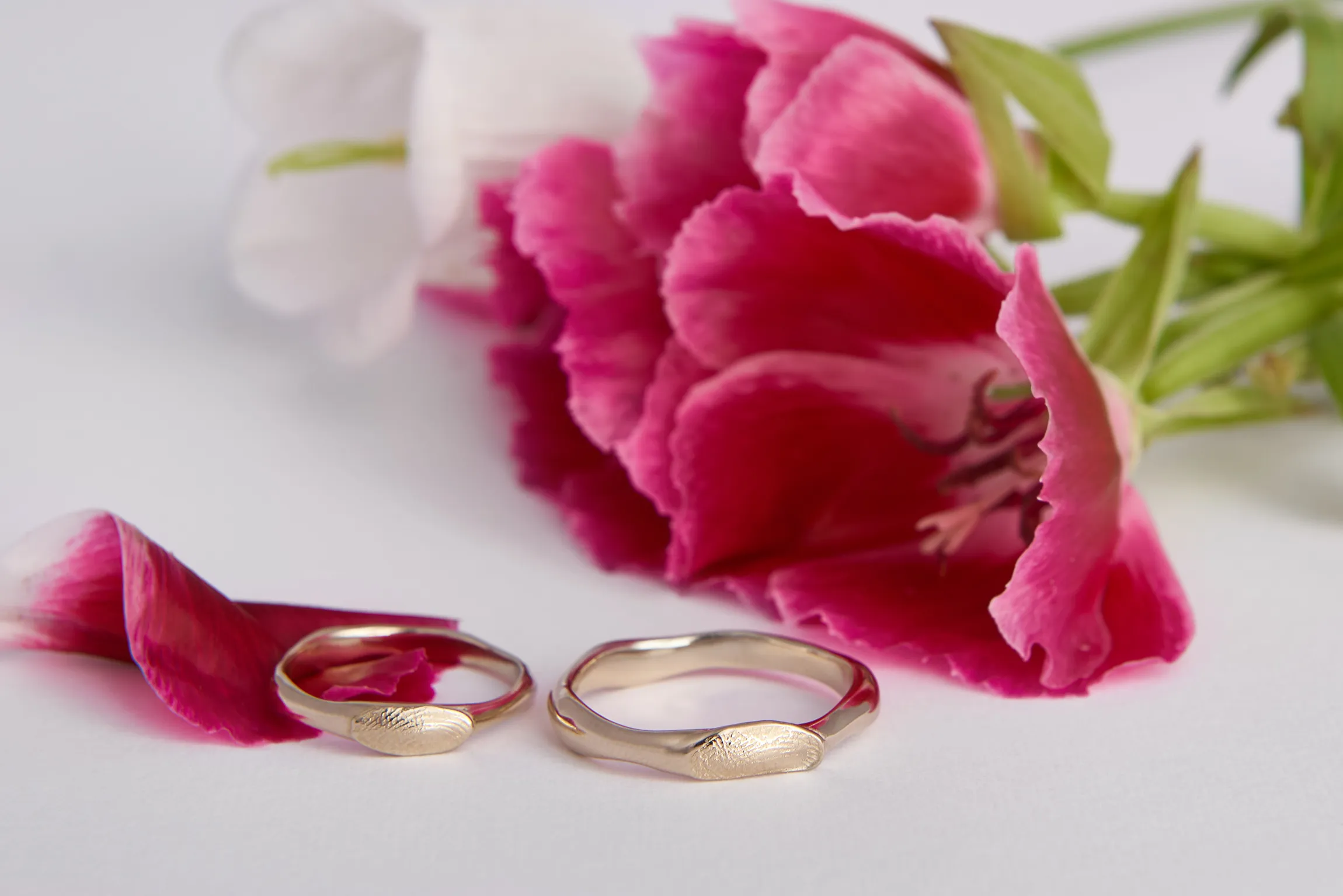 Fedi nuziali in oro bianco champagne 18kt con impronte digitali