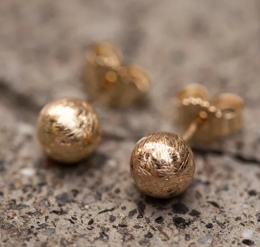Orecchini sfera graffiati in oro giallo 18kt